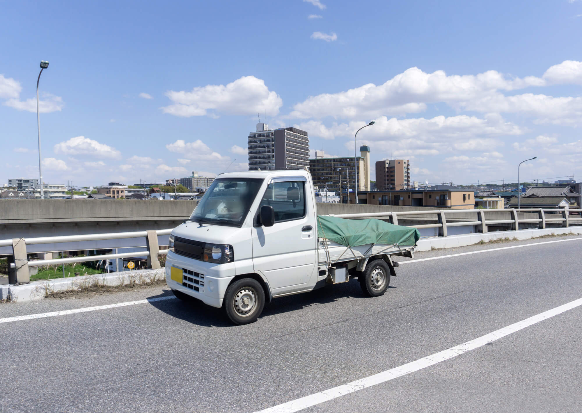 軽トラの荷台から荷物がはみ出してしまうときの対処法