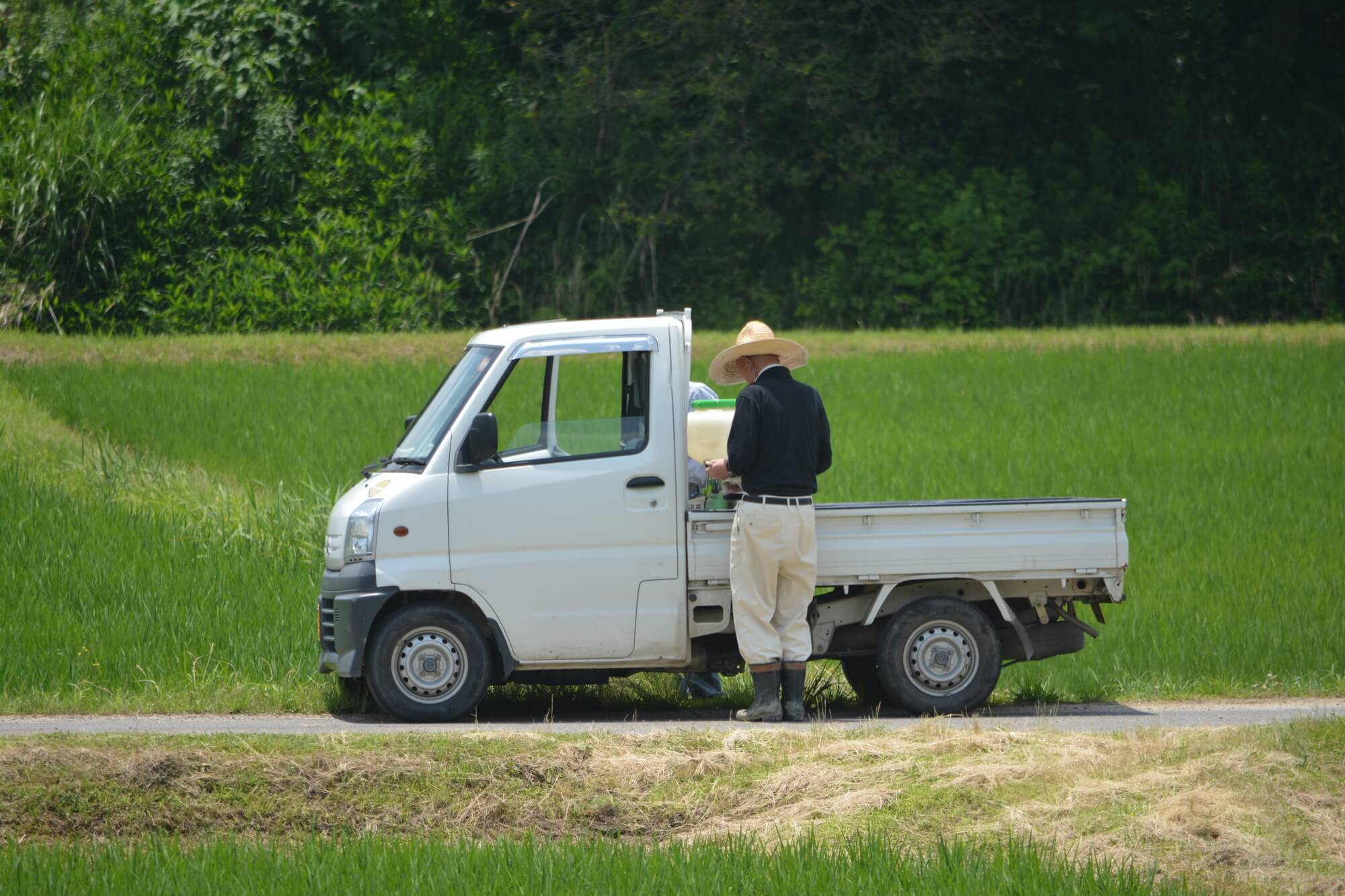 軽トラの荷台に人が乗るのは違法？乗車条件や知っておきたい道路交通法について